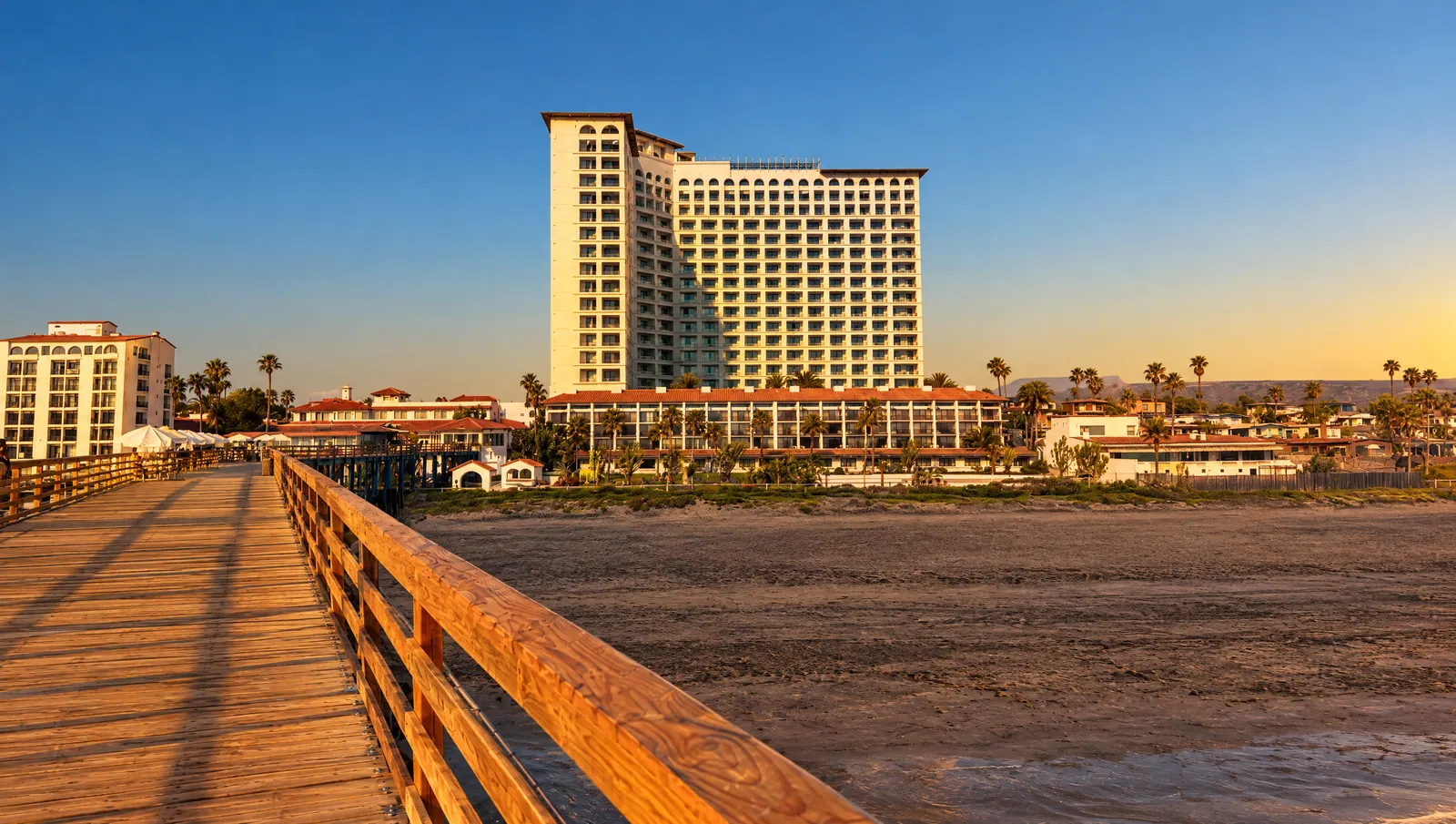 El muelle y el hotel